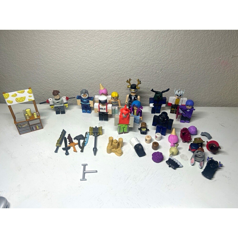 Roblox Mini-figure Lot w/ Accessories and Small Lemonade Stand Build